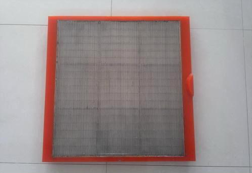 ألواح شاشة من الفولاذ المقاوم للصدأ ذات حواف من مادة البولي يوريثين (انظر الشكل أدناه).